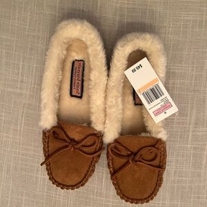 NWT Vineyard Vines faux suede slippers